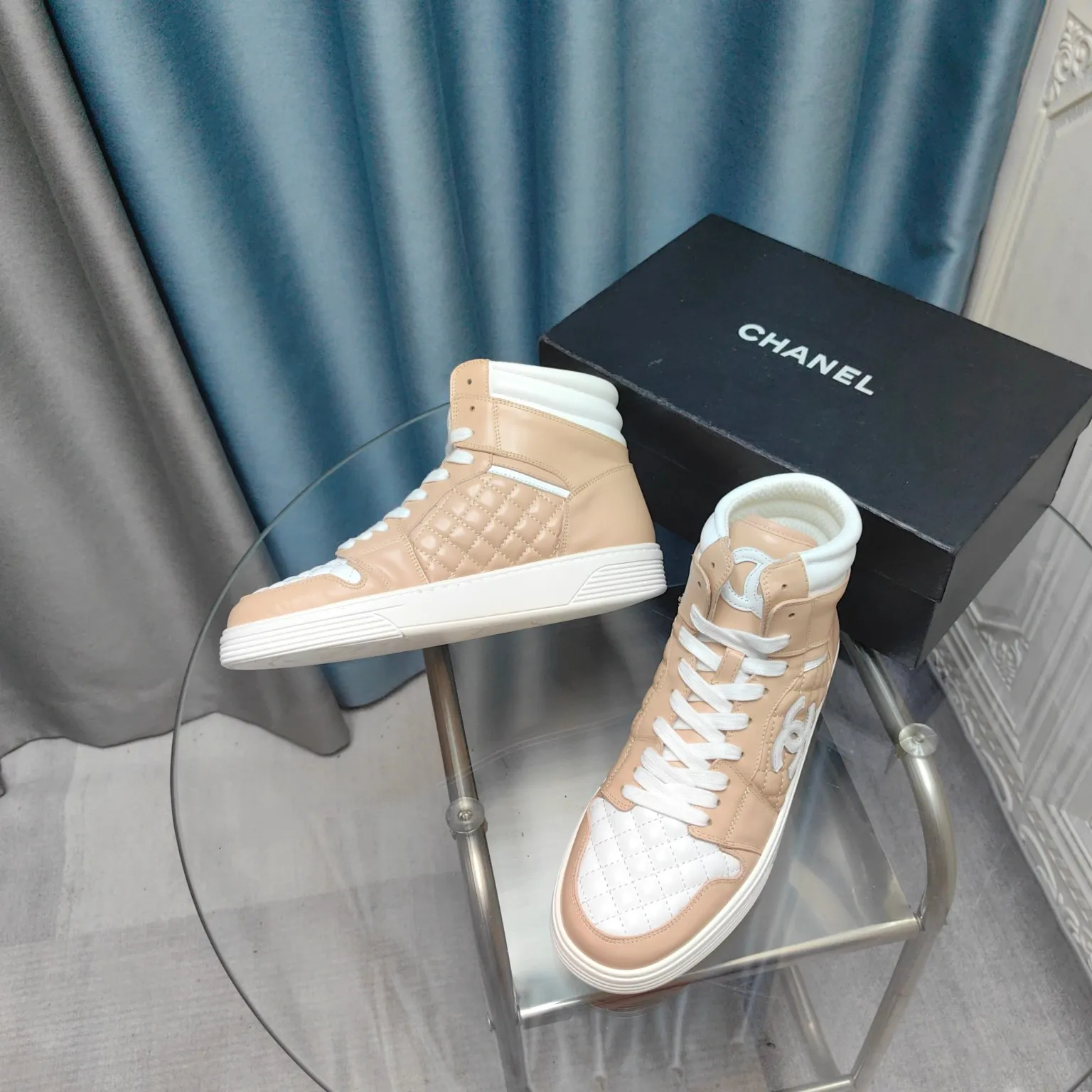 👟👟Ex-factory price 700👟👟 CHANEL Chanel thick-soled panda sneakers Panda biscuit shoes Chanel 2024ss hot panda shoes 🐼Colorful thick-soled casual sports shoes sneakers counter synchronization The counter is very popular Very difficult to buy a shoe The most popular thick-soled panda shoes on the Internet It is obvious that small fragrance control cannot miss it, both appearance and comfort coexist Simple and versatile white shoes. The thick sole increases height and is super versatile. You can wear it with your eyes closed😍Whoever wears it will look better. Upper: calfskin. Lining: imported sheepskin lining. Outsole: TPU original outsole. Size: 35-40 (41 42 customized.